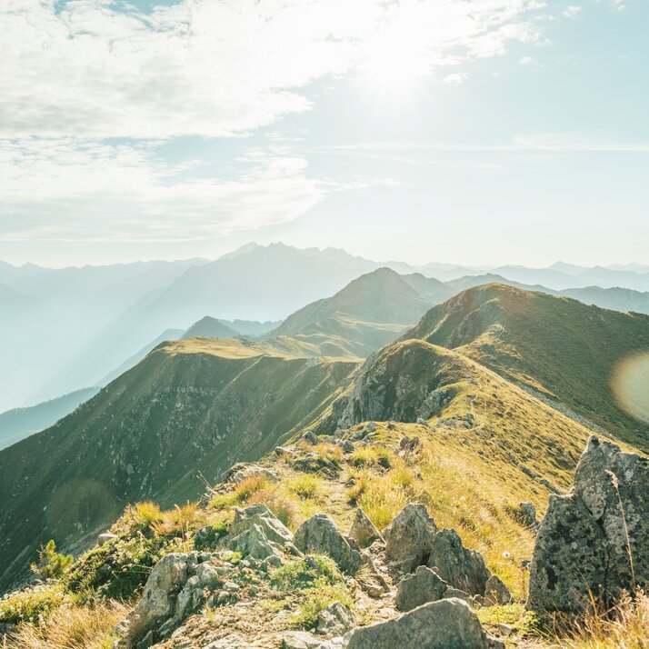 Il sole con il panorama delle montagne | © H.E.R.B. MEDIA